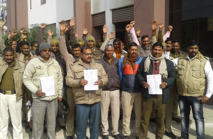 azamgarh news होमगार्डों ने पूछा यै कैसे अच्छे दिन, अगस्त से नहीं मिला वेतन, भुखमरी की कगार पर हमारा परिवार