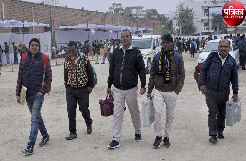 आज रवाना होंगे मतदान दल, कल चुनेंगे गांव की सरकार आज रवाना होंगे मतदान दल, कल चुनेंगे गांव की सरकार