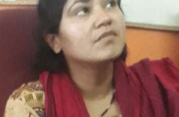 Patwari caught red handed taking bribe of two and a half thousand ढाई हजार की रिश्वत लेते रंगे हाथ पकड़ी गई पटवारी