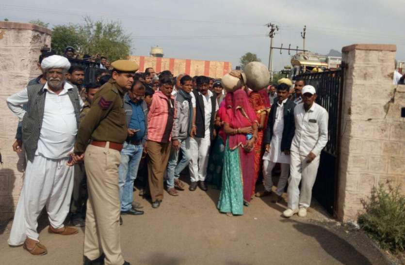 Memorandum submitted regarding drinking water problem पेयजल समस्या को लेकर फोड़ी मटकियां