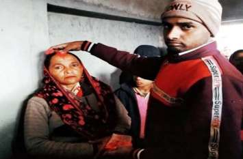 strange love story 20 year young man married with 55 year old woman अजब प्रेम की गजब कहानी: 20 साल के युवक ने 55 वर्ष की महिला से रचाई शादी