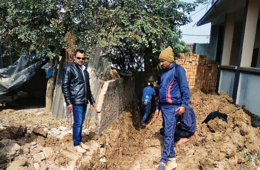 Corporation personnel made arrangements सडक़ पर भरा नालियों का पानी, प्रदर्शन की चेतावनी के बाद पहुंचे निगमकर्मियों ने बनाई व्यवस्था