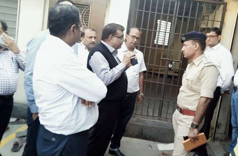 मार्केट परिसर में मौका-मुआयना करने पहुंची पुलिस मार्केट परिसर में मौका-मुआयना करने पहुंची पुलिस