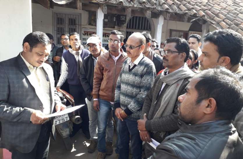 नारेबाजी करते हुए पटवारियों ने एसडीएम को सौंपा ज्ञापन नारेबाजी करते हुए पटवारियों ने एसडीएम को सौंपा ज्ञापन