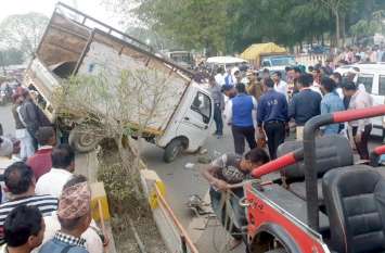 Vehicles climbed dividers in the middle of the market Video Story: देखते-देखते बीच बाजार में डिवाइडर पर चढ़ गया वाहन