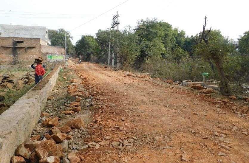 पहले बांध में मकान बनवाए अब सड़क बनाने की तैयारी पहले बांध में मकान बनवाए अब सड़क बनाने की तैयारी