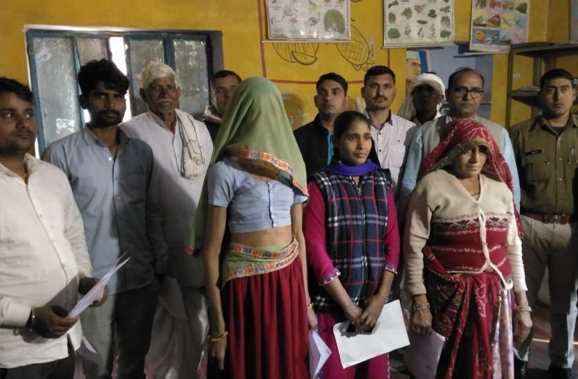 पंचायत चुनाव में जयपुर जिले की बीए—बीएड बेटी के आगे चुनावी राजनीति गौण, 26 साल की बेटी को निर्विरोध चुना सरपंच पंचायत चुनाव में जयपुर जिले की बीए—बीएड बेटी के आगे चुनावी राजनीति गौण, 26 साल की बेटी को निर्विरोध चुना सरपंच