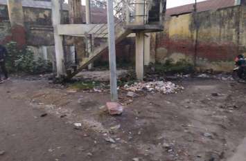 Poor Cleaning Facility in Azamgarh Roadways Premises रोडवेज में लगा रहने दीजिये गंदगी का अंबार, मंत्री का करीबी है सफाई ठेकेदार