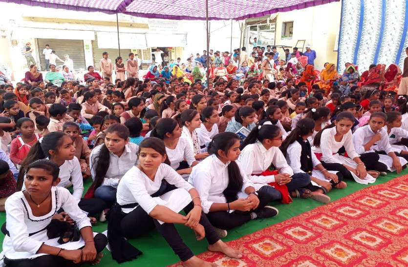 पढ़ाई ताक पर : इस माह सिर्फ नाच-गान और चुनाव पढ़ाई ताक पर : इस माह सिर्फ नाच-गान और चुनाव