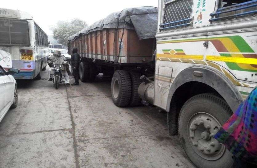 ट्रोले की टक्कर से बाइक सवार घायल, लगा जाम ट्रोले की टक्कर से बाइक सवार घायल, लगा जाम