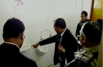 Irregularities Found in Under Construction Hospital in Inspection निर्माणाधीन सरकारी अस्पताल का हाल, दरकती दीवार, छत, खराब टाइल्स, चारों ओर सीलन, कमिश्नर की जांच में खुली पोल