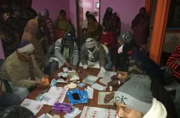 Night blood sample survey of Filaria patients in mau फाइलेरिया रोगी खोजने के लिये चल रहा नाइट ब्लड सैम्पल सर्वे