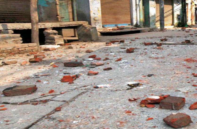मंदिर को लेकर दो गुटों में हुआ खूनी संघर्ष, 11 जने घायल, दो महिलाओं की स्थिति गंभीर मंदिर को लेकर दो गुटों में हुआ खूनी संघर्ष, 11 जने घायल, दो महिलाओं की स्थिति गंभीर