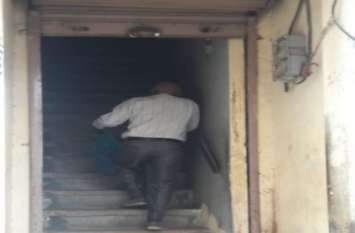 The path to the disabled at banks and ATMs is not easy बैंकों व एटीएम पर दिव्यांगों की राह नहीं आसान