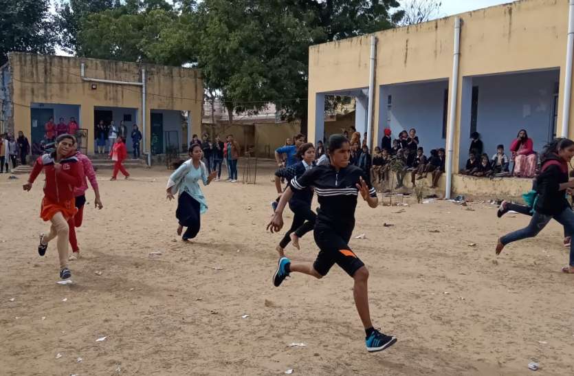 स्वयंसेवकों ने चलाया स्वच्छता अभियान शाहपुरा. चिमनपुरा के बाबा भगवानदास राजकीय स्नातकोत्तर महाविद्यालय में राष्ट्रीय सेवा योजना के तहत छठवें दिन मंगलवार को स्वयंसेवकों ने महाविद्यालय परिसर में स्वच्छता अभियान चलाया। जिसमें स्वयंसेवकों ने बढ़-चढ़कर हिस्सा लिया। स्वयंसेवकों ने महाविद्यालय परिसर में साफ-सफाई कर श्रमदान किया। संकाय सदस्य डॉ. डीके सिंह, प्रो. एनके नकेला, डॉ. एचएस जैतावत, डॉ. डीके सिंह, प्रो. बाहदुरलाल और एनएसएस प्रभारी अमीश देव सिंह के निर्देशन में कार्य सम्पन्न हुआ। दूसरे सत्र में स हुटिंग से छात्राओं का बढ़ा मनोबल, खेल प्रतियोगिता में दिखाया दम