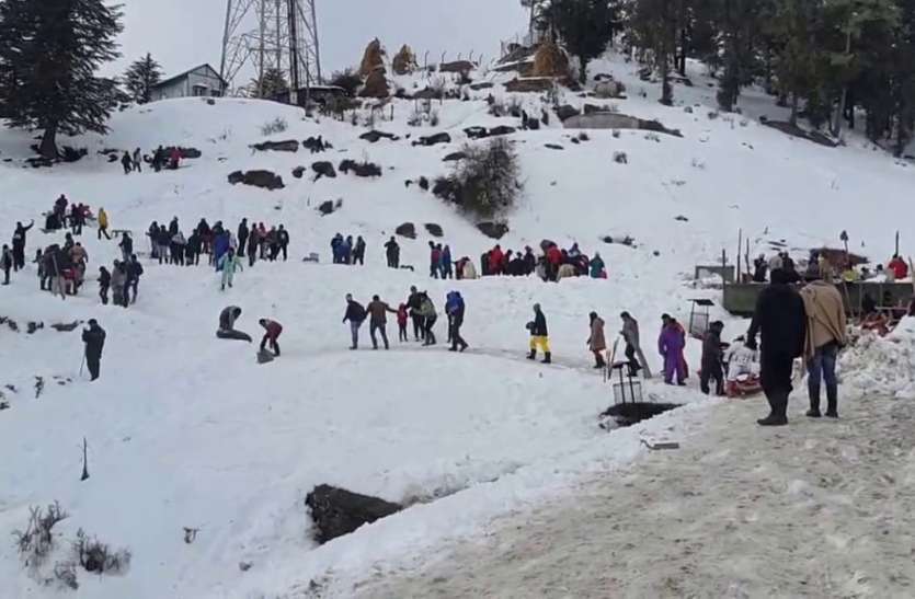 शिमला-मनाली में बर्फबारी, पहुंचने लगे पर्यटक शिमला-मनाली में बर्फबारी, पहुंचने लगे पर्यटक