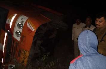 High-speed passenger bus overturned uncontrolled, a dozen injured... तेज रफ्तार यात्री बस अनियंत्रित होकर पलटी, दर्जनभर घायल, मची चीख-पुकार