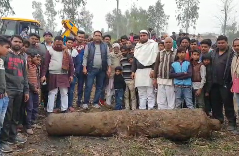 vlcsnap-2020-01-21-09h23m46s845.png Muzaffarnagar: खेत में किसान को मिली 60 कुंतल की तोप- देखें Video