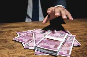 patwari arrested for accepting bribe in madhya pradesh पटवारी ने मुंह में चबाए 500 के नोट, लोकायुक्त टीम ने पेट में घूंसे मारकर निकलवाए