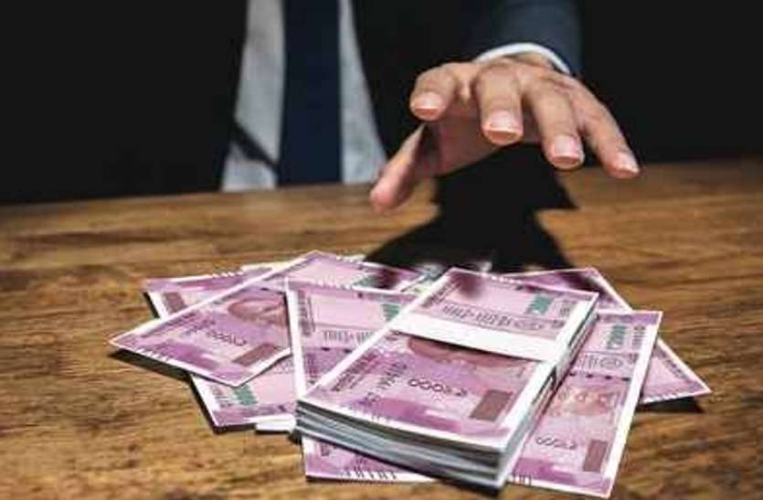 22jan.jpg पटवारी ने मुंह में चबाए 500 के नोट, लोकायुक्त टीम ने पेट में घूंसे मारकर निकलवाए