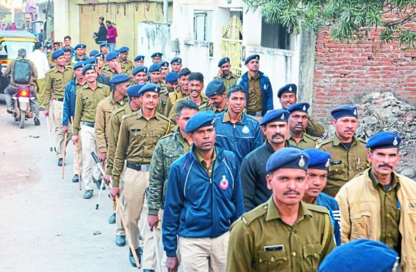 Bajraha Tola become a stronghold of illegal drug trade in satna नशे के अवैध कारोबार का गढ़ बना बजरहा टोला, इन दिनों गली-गली में बिकता है गांजा, सिरप और शराब