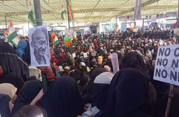 Woman Protest against CAA NRC in Azamgarh Mubarakpur Like Shaheen Bagh आजमगढ़ के मुबारकपुर में भी शाहीद बाग की सीएए, एनपीआर के विरोध में प्रदर्शन