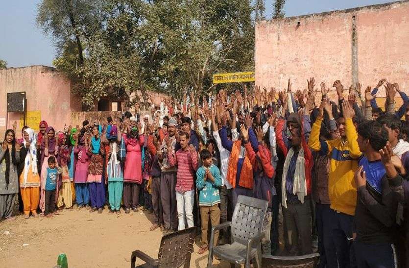 Rajasthan Panchayat Elections Boycott In Ramgarh Alwar District पंचायत चुनाव: राजस्थान में यहां ग्रामीणों ने किया चुनाव का बहिष्कार, सुबह से नहीं डला एक भी वोट