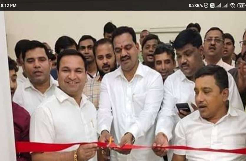 सरकारी पैसे से अस्पताल में जुटाई गई चिकित्सकीय सुविधा, नेताओं में श्रेय लेने की होड़ सरकारी पैसे से अस्पताल में जुटाई गई चिकित्सकीय सुविधा, नेताओं में श्रेय लेने की होड़