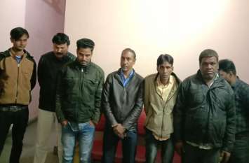 Seven arrested including owner gambling in hotel होटल में जुआं खेलते मालिक सहित सात गिरफ्तार