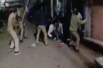 Police in Etawah removed protesters protesting on CAA and NRC issue इटावा में पुलिस ने सीएए और एनआरसी के मुद्दे पर प्रदर्शनरत लोगो को हटाया