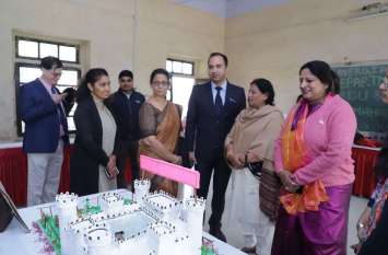Maharani College: Students gave social messages from posters Maharani College: छात्राओं ने पोस्टर से दिए सामाजिक संदेश