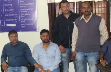 When the Lokayukta police caught taking bribe, the patwari started run लोकायुक्त पुलिस ने रिश्वत लेते पकड़ा तो झूमाझटकी कर भागने लगा पटवारी