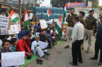 In Khandwa, protest against CAA, NRC strike CAA और NRC के विरोध में बिना परमिशन खंडवा में धरना
