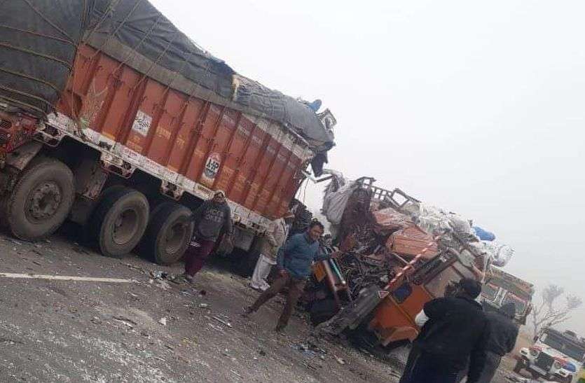 Rajasthan Fatehpur Two Truck Collision Four Killed In Accident In Fog -  राजस्थान: फतेहपुर में फिर भीषण हादसा, दो ट्रकों की भिड़ंत में 4 की दर्दनाक  मौत | Patrika News