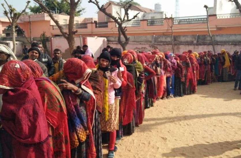 पंचायत चुनाव: 12 बजे तक 33 फीसदी मतदान, वोट को लेकर दो पक्ष भिड़े, बीएलओ चोटिल