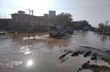 Broke main pipeline, spills water मरम्मत करते तोड़ दी मुख्य पाइप लाइन, फैला पानी
