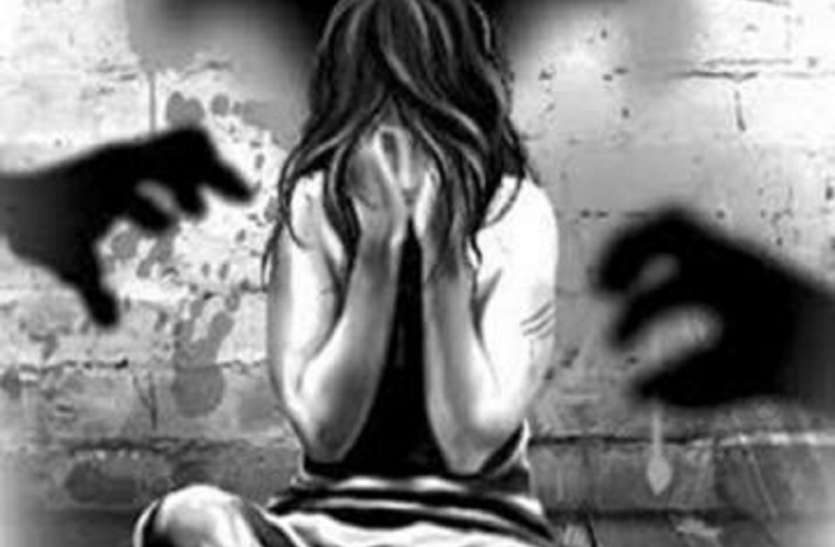 अपवित्र आत्मा निकालने के बहाने गायिका का बलात्कार अपवित्र आत्मा निकालने के बहाने गायिका का बलात्कार