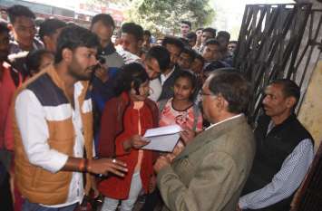 ratlam news सर, परीक्षा आने वाली है और किताबें नहींं दी गई