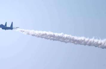 The fighters Aircrafts showed display लड़ाकू विमानों ने शौर्य का रोमांचक प्रदर्शन दिखाया, देखें तस्वीरें...