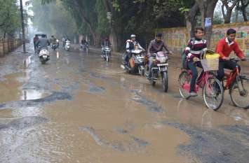 The rain opened the screw of the road बारिश ने खोल दी सड़क के पेंचवर्क की पोल, बेलाताल मार्ग पर पैदल चल पाना मुश्किल हुआ
