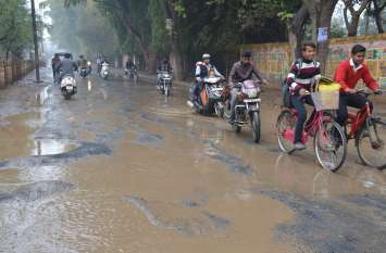 Damoh battled with mud and water logging throughout the day बारिश से खुली सड़कों के पेंचवर्क की पोल, बेलाताल मार्ग पर चलना भी दूभर