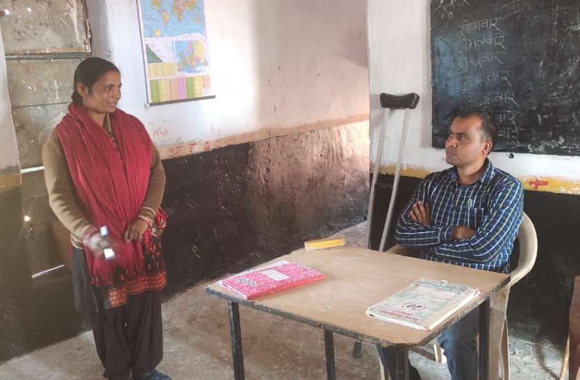 एसडीएम को स्कूल में कम मिलेबच्चे, शिक्षक थे गायब एसडीएम को स्कूल में कम मिलेबच्चे, शिक्षक थे गायब