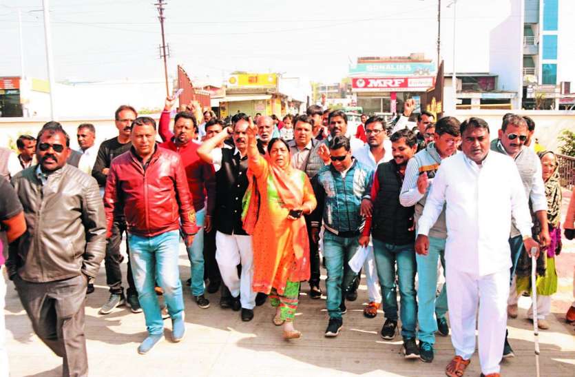 कांग्रेस ने नेता प्रतिपक्ष के खिलाफ खोला मोर्चा कांग्रेस ने नेता प्रतिपक्ष के खिलाफ खोला मोर्चा