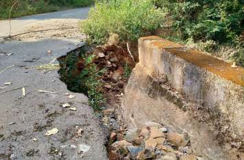 Corruption took place in the naxal ifected area road जिस सड़क के लिए जवानों का खून बहा उसमें भी हो गया भ्रष्टाचार
