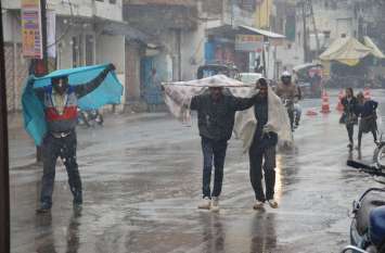 Fierce rain with cold winds अल सुबह से मौसम में आया अचानक बदलाव, सर्द हवाओं के साथ जमकर हुई बारिश
