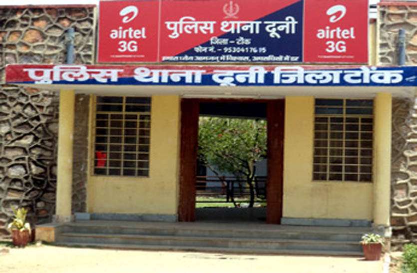 खराब हुई कार की मरम्मत कराने रूके थे युवक, लोगों ने बच्चा चोर गिरोह समझ पुलिस को सौंपा खराब हुई कार की मरम्मत कराने रूके थे युवक, लोगों ने बच्चा चोर गिरोह समझ पुलिस को सौंपा