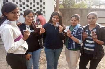 Polling, queues started till 8 pm in Govindgarh गोविंदगढ़ में रात आठ बजे तक मतदान, कतारें लगीं