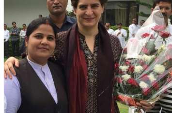 After completing the training, Priyanka Gandhi and Sonia Gandhi told प्रियंका गांधी और सोनिया गांधी ने प्रशिक्षण पूरा होने के बाद महिलाओं से कहा अब सही समय आ गया है संगठन को मजबूत करने का