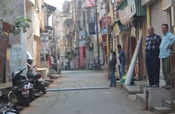News of electricity company Khandwa 20 मिनट तक सड़क पर बिजली के तारों मेें रहा करंट, शुक्र है हादसा टला