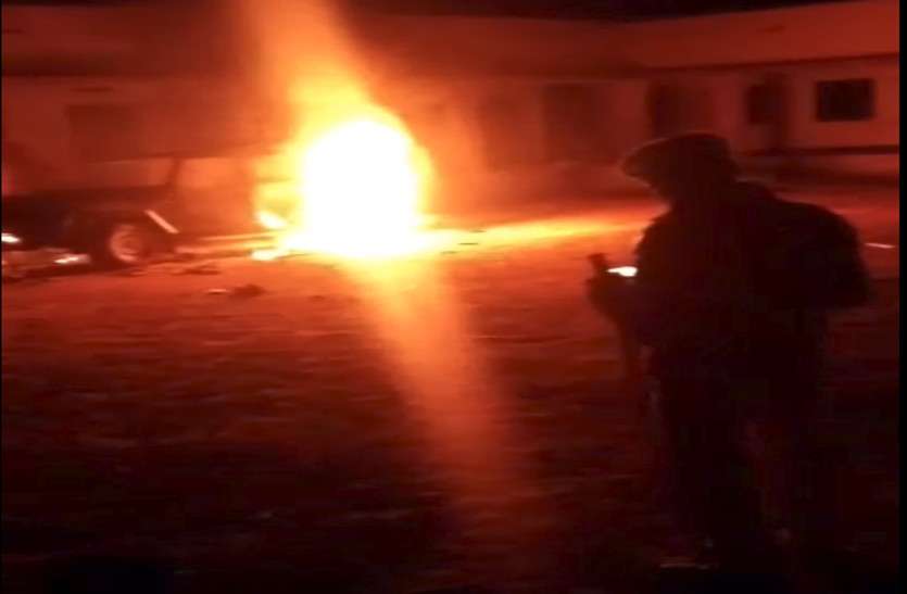 Attack On Polling Booth After Panchayat Election Result In Udaipur हारे हुए प्रत्याशी व समर्थक बिफरे, पोलिंग बूथ पर पथराव, बस व जीप जलाई, कार्मिकों ने भागकर जान बचाई